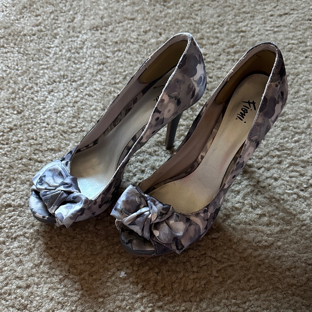 FIONI Clothing Gray Floral Peep-Toe Heels